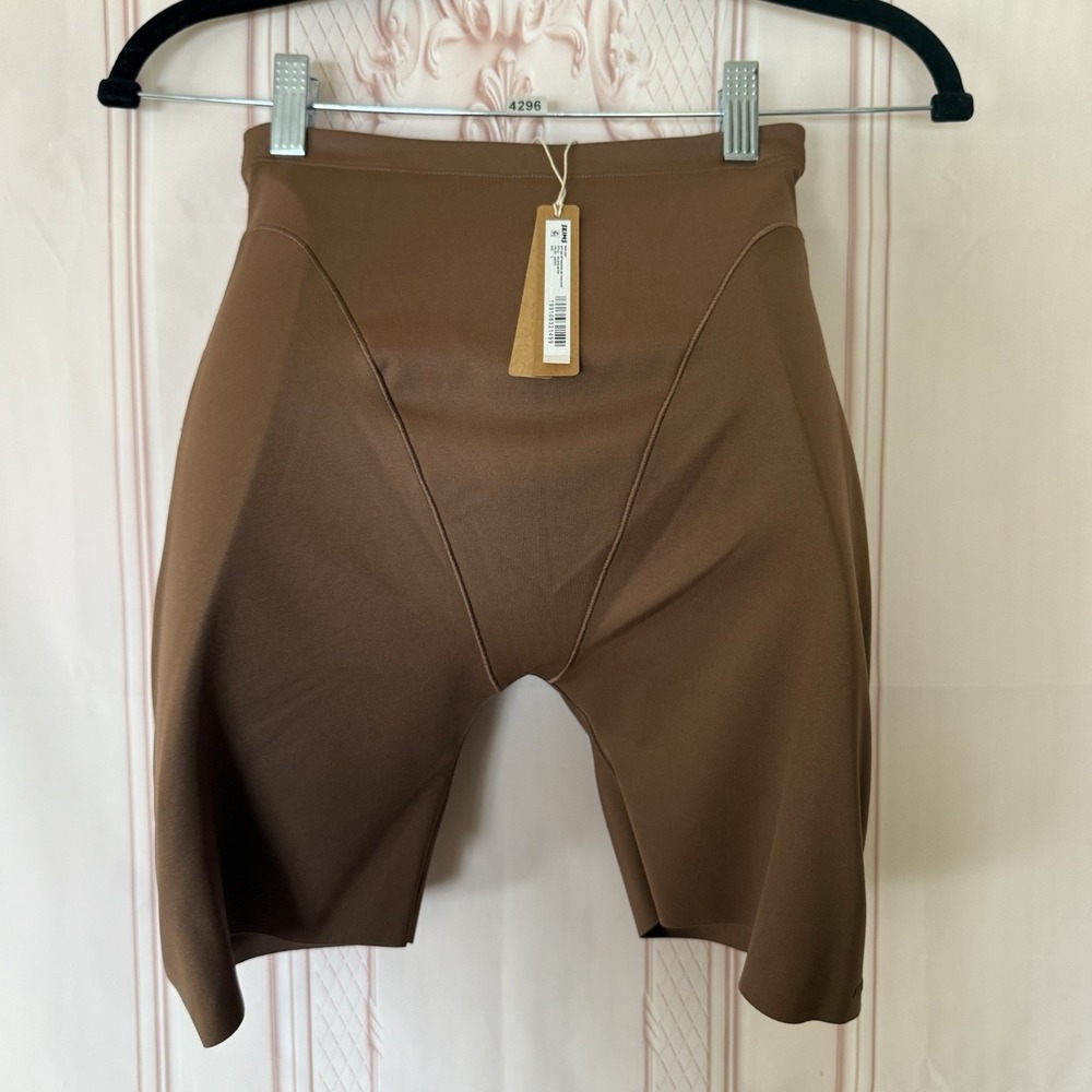 Skims SOLD Body Butt & Hip Enhancing Mid Thigh Short Sz SOLD - Picture 1 of 1